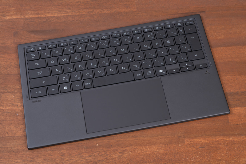 薄型のキーボードが付属。本体に合体させて使うことも、離してワイヤレスで使うことも可