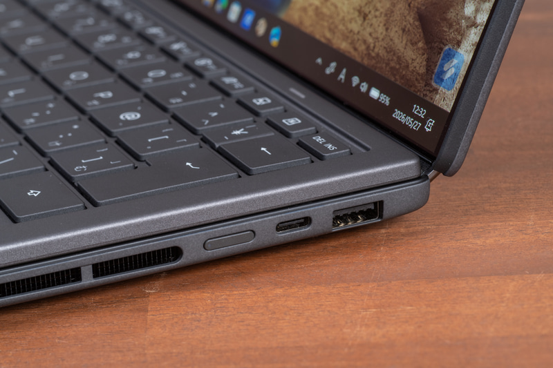 Thunderbolt 4(Type-C)ポートは1基ずつ左右に用意し、ケーブルの取り回しなどが楽に