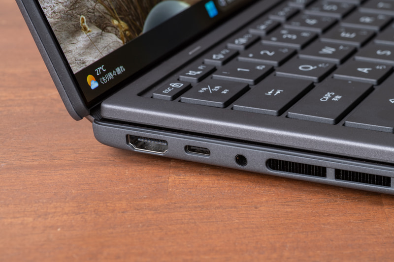 Thunderbolt 4(Type-C)ポートは1基ずつ左右に用意し、ケーブルの取り回しなどが楽に
