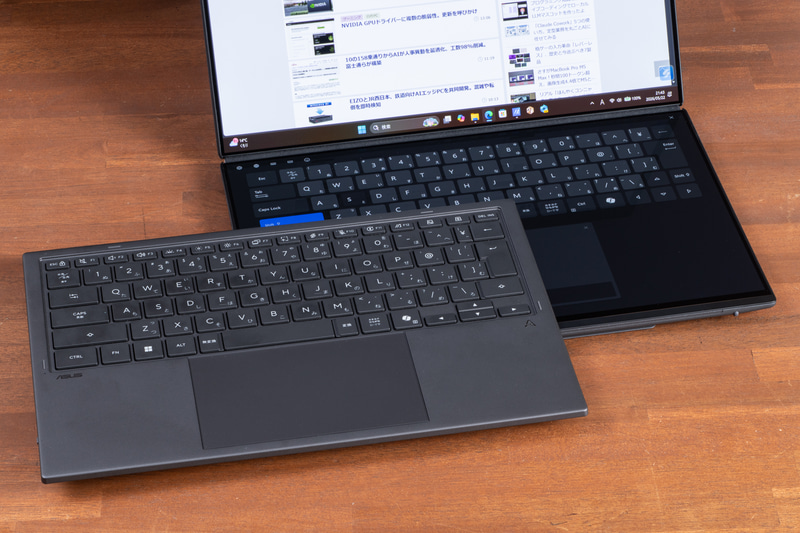 マグネット式で簡単に取り外せるキーボード。Bluetooth接続となっており、本体に載せなくても使用可能。一方で、画面に仮想キーボードを表示させて使うこともできる