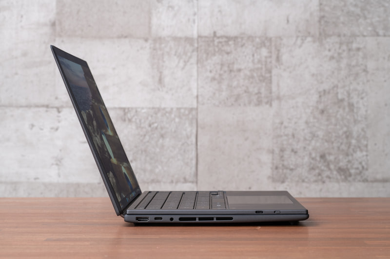 キーボードを載せて横から、いたって普通のノートPCといった外観だ