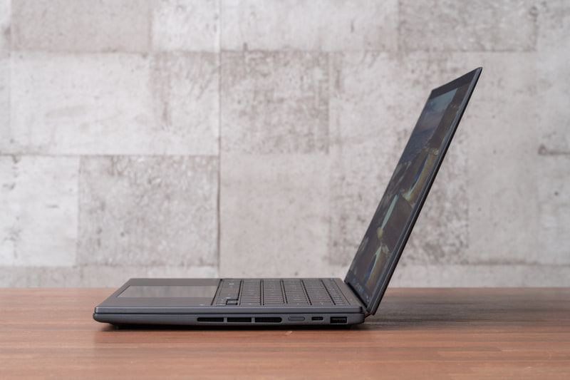 キーボードを載せて横から、いたって普通のノートPCといった外観だ