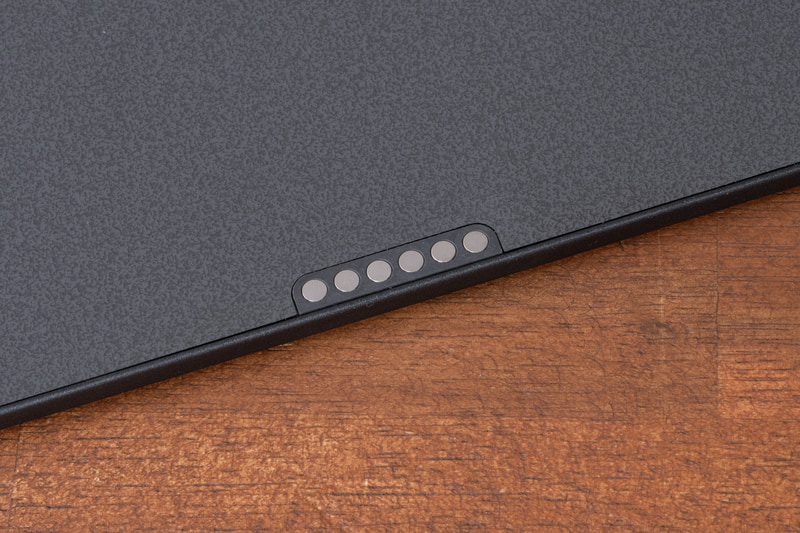 キーボードの充電を行なうためのポゴピンの接点。ASUS Zenbook DUO UX8407AAにキーボードを載せるだけで充電できる