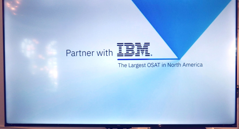 ECTC 2026会場ロビーのディスプレイで流された、スポンサー各社のプロモーションビデオ画像例。IBMは自らを「The Largest OSAT in North America」(北米最大のOSAT(Outsourced Semiconductor Assembly and Test)企業)と名乗っていた。このキャッチコピーにはかなり驚かされた。IBMがパッケージングおよびテスト請負サービス事業を重視していることの現れだからだ。現地時間2026年5月29日に筆者が撮影したもの