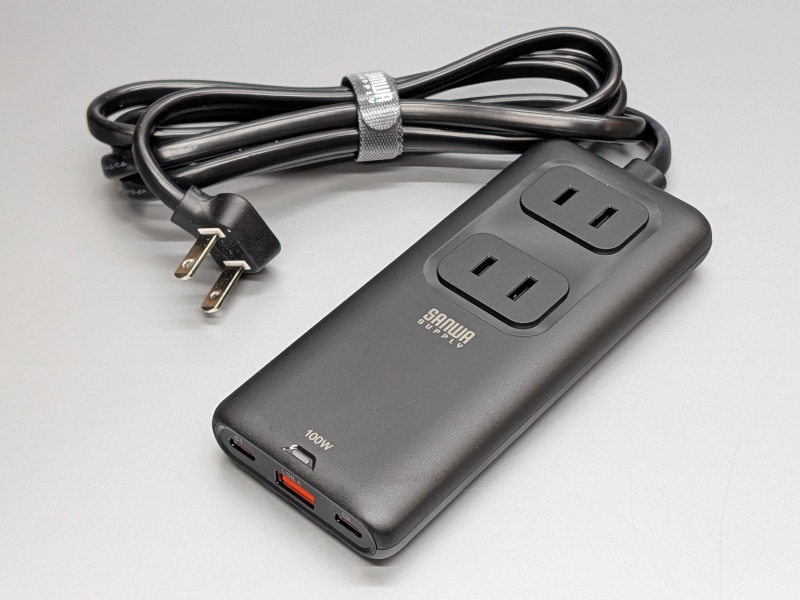 一般的な電源タップに比べフラットなのが特徴。ちなみに同社からは過去に同一筐体で出力の低いモデルがリリースされており、本製品は現時点での最上位版に当たる