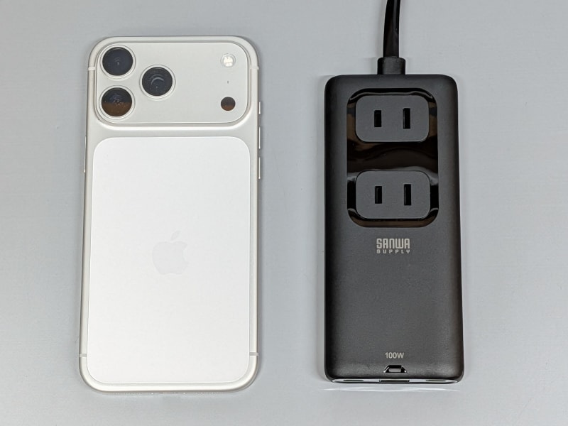 iPhone 17 Pro Max(左)との比較。横幅のスリムさが分かる。重量は公称249gとスマホ比では若干重め