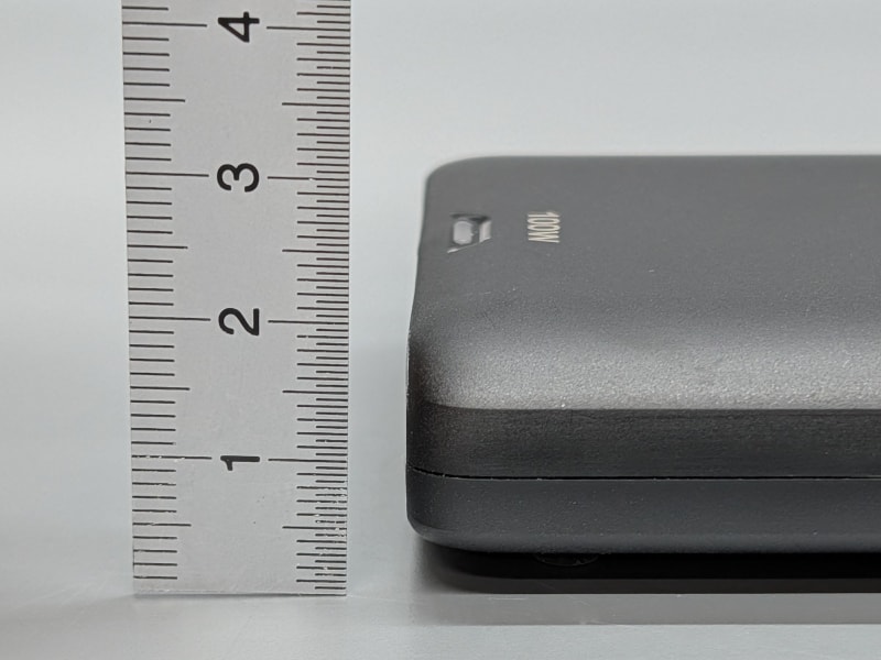 厚みは公称18mm。電源タップとしてはスリムな部類に入る。定格容量は10A・125V(合計1250Wまで)