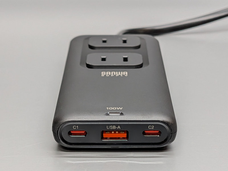 天板にコンセント口×2、正面にUSB Type-C×2、USB Type-A×1を搭載。コンセントはほこり防止シャッターを備える
