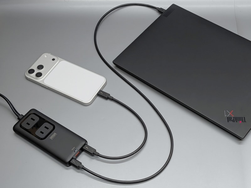 ノートPCおよびiPhone 17 Pro MaxをUSB Type-Cポートに同時接続した状態