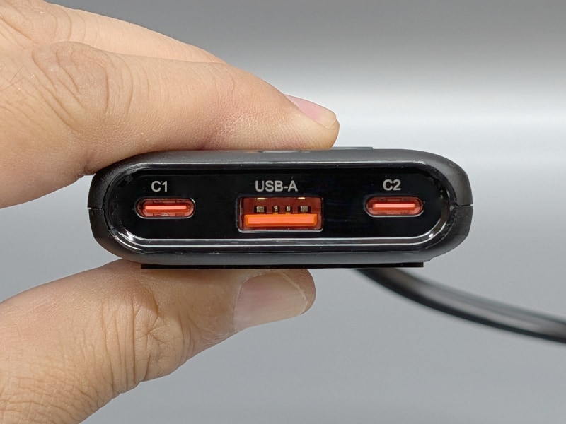 USB Type-Cポートは向かって左が「C1」、右が「C2」