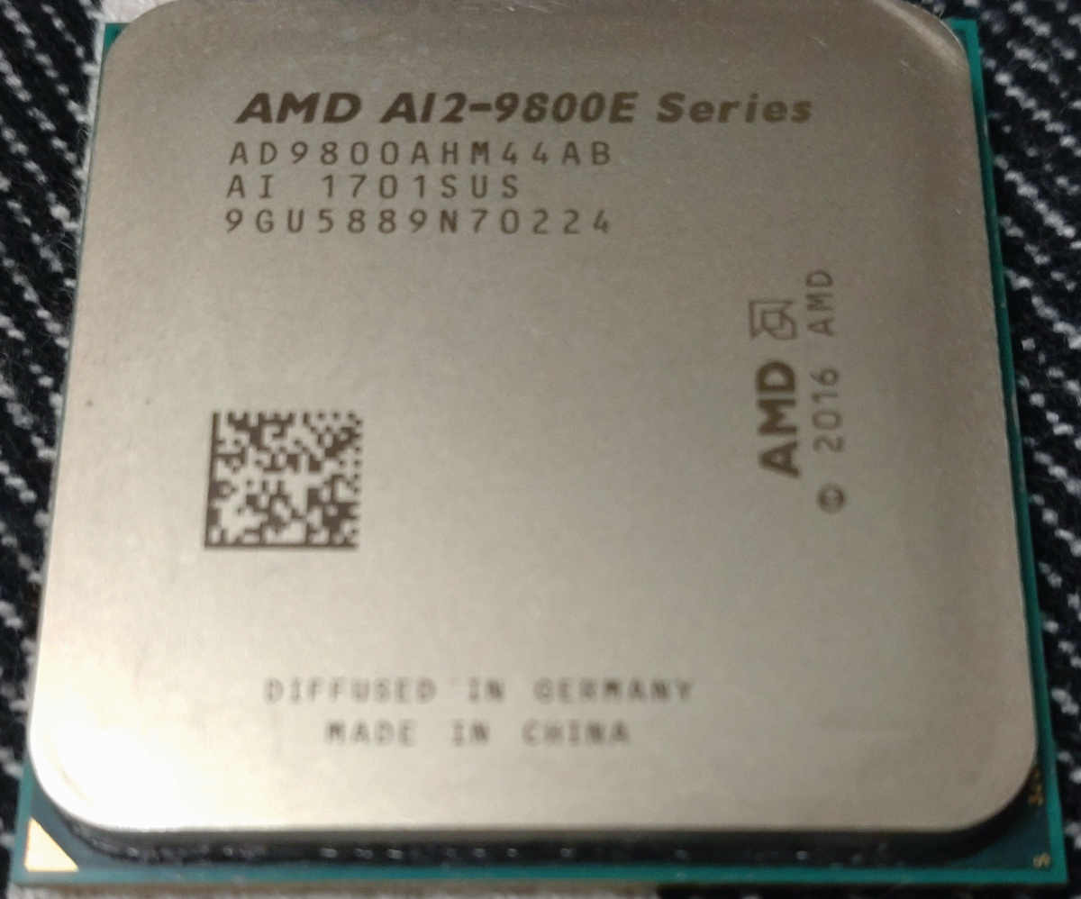 筆者が所有するAMD A12-9800E。Bulldozerの4代目、Excavatorマイクロアーキテクチャモデルで、2017年に発売のわりには遅い