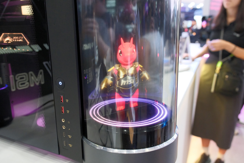 前面には円筒形のディスプレイを搭載