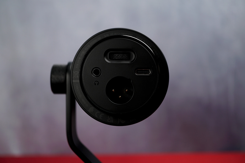 底面にUSB Type-C、XLR、3.5mmイヤフォン端子、ダイヤルがある