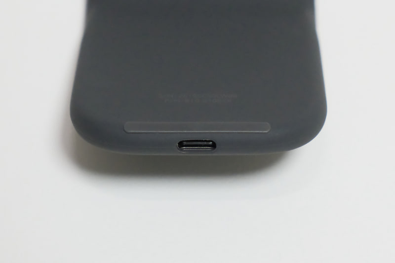 手のひら側の裏面にはソール、側面にはUSB Type-Cポートを装備