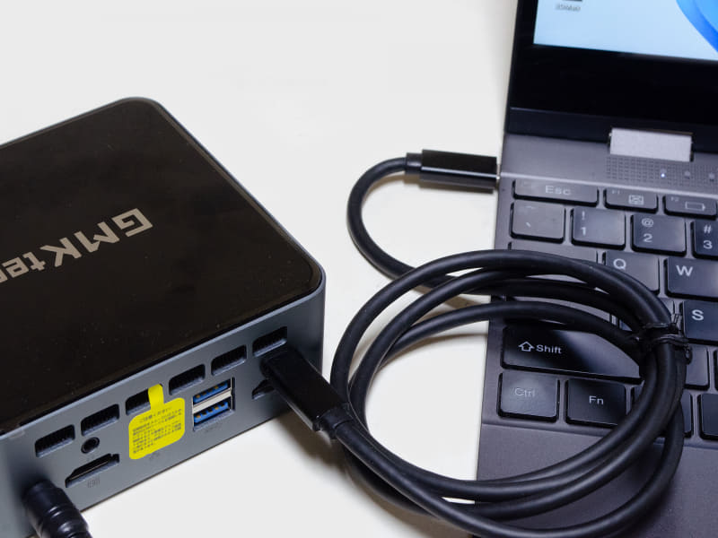 いつものキーボード付きモバイルモニターへ接続。DisplayPort Alt Mode対応のUSB 3.2 Gen 1 Type-CがあるのでType-Cケーブル1本で接続可能