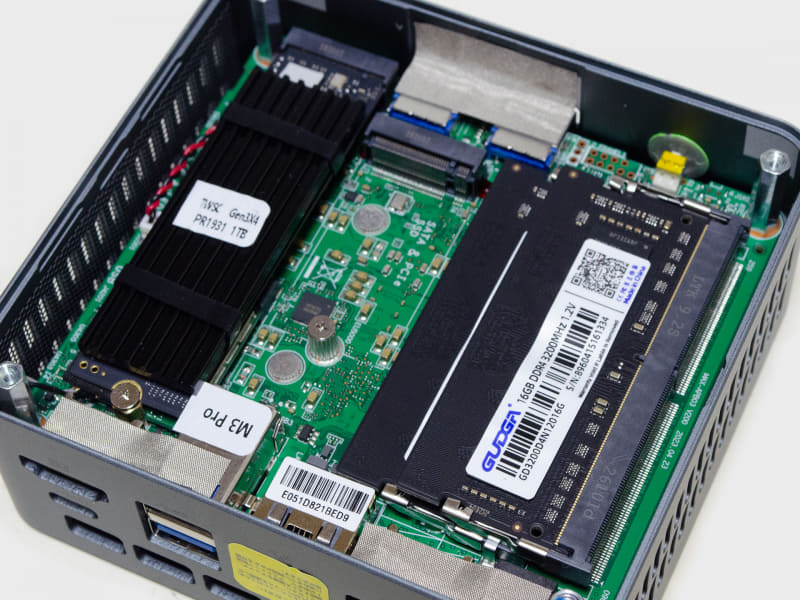端にM.2 2280 SSD(装着済み)とSO-DIMM/DDR4の16GB×2。中央あたりにあるのがM.2 2242スロット