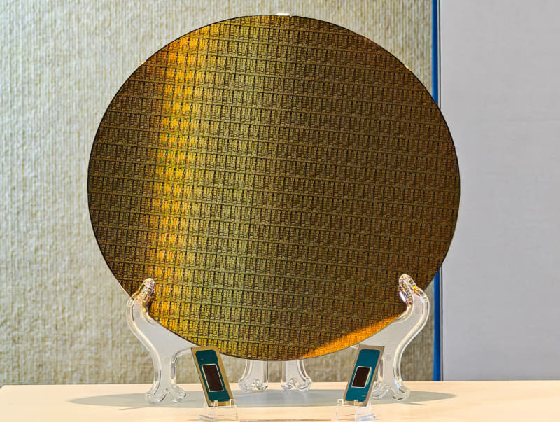 Intelが公開したPanther Lakeのコンピュートタイルの製造に利用されているIntel 18Aのウェハ