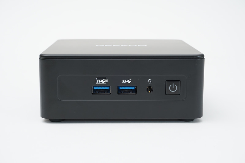 前面にUSB 3.2 Gen 2が2基とヘッドセット端子、背面にUSB4 2基、USB 3.2 Gen 2、USB 2.0、HDMI 2.0出力×2、2.5Gの有線LANを備える
