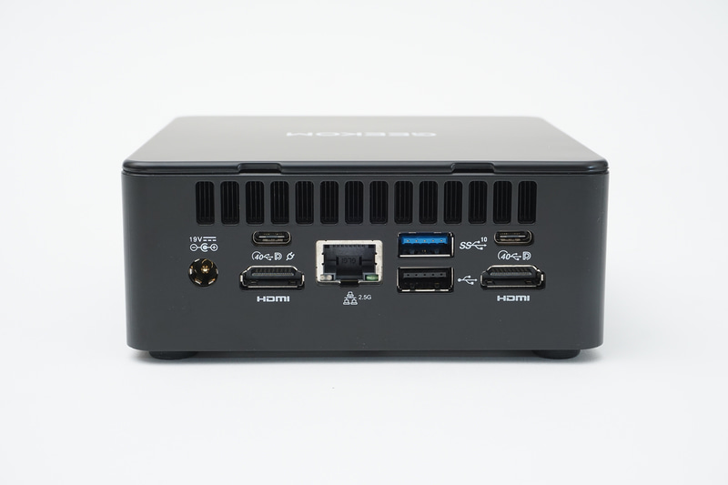 前面にUSB 3.2 Gen 2が2基とヘッドセット端子、背面にUSB4 2基、USB 3.2 Gen 2、USB 2.0、HDMI 2.0出力×2、2.5Gの有線LANを備える