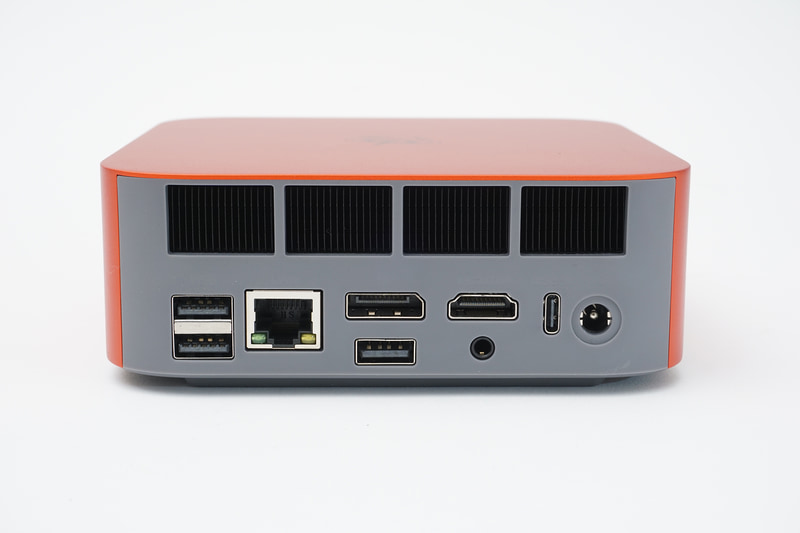 前面にUSB 3.2 Gen 2 Type-C、USB 3.2 Gen 2、ヘッドセット端子、背面にUSB4、USB 3.2 Gen 2、USB 2.0 3基、HDMI出力、DisplayPort出力、2.5Gの有線LANを備える