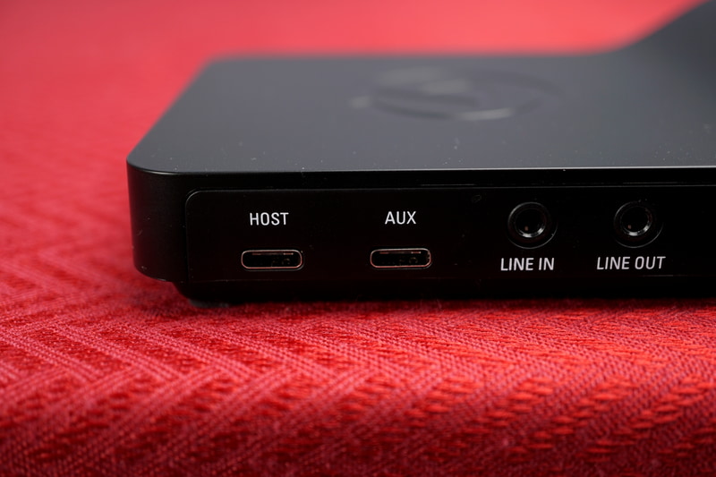 左端にゲーミングPCやゲーミングコンソールをつなぐUSB AUXと、配信PCにつなぐUSB HOST