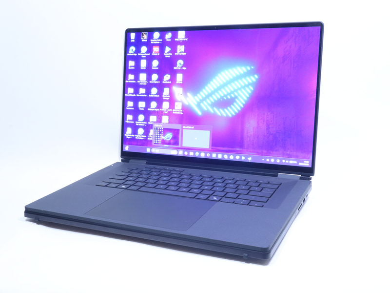 無線キーボードを底面側のディスプレイに装着することで、一般的なノートPCのようにも使える