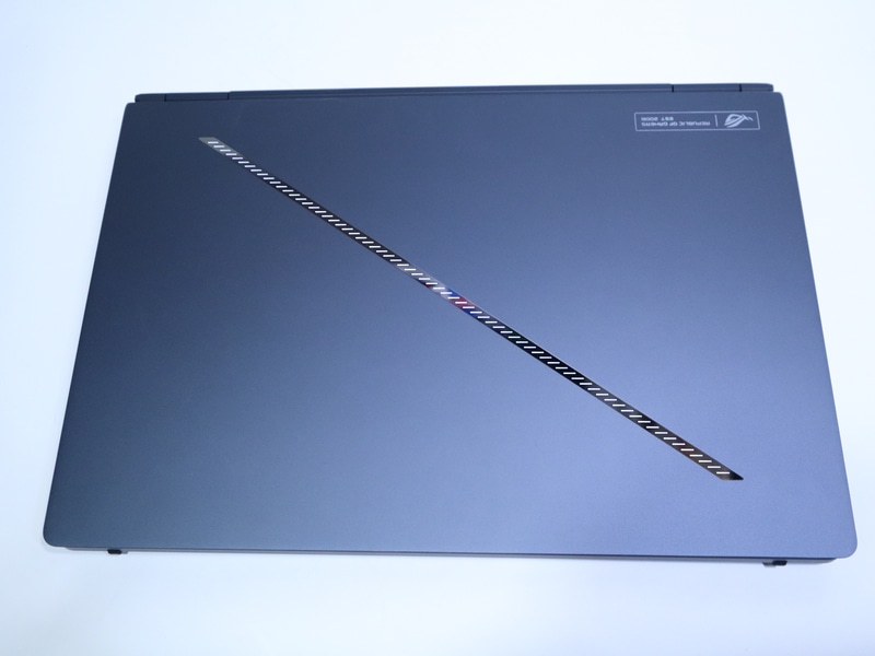 本体天面部。斜めのラインにはLEDが仕込まれており、ライティング設定で光らせることも可能