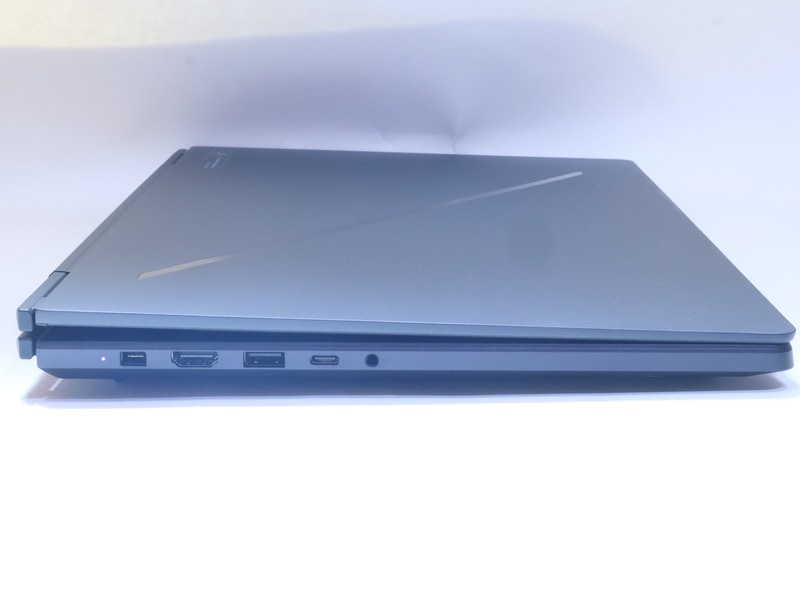 左側面には専用電源端子、HDMI、USB 3.2 Gen 2 Type-A、Thunderbolt 4、3.5mmオーディオコンボジャックを備える