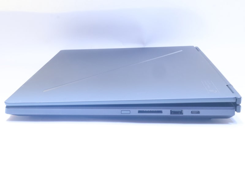 右側面には電源ボタン、SDカードスロット、USB 3.2 Gen 2 Type-A、Thunderbolt 4を装備