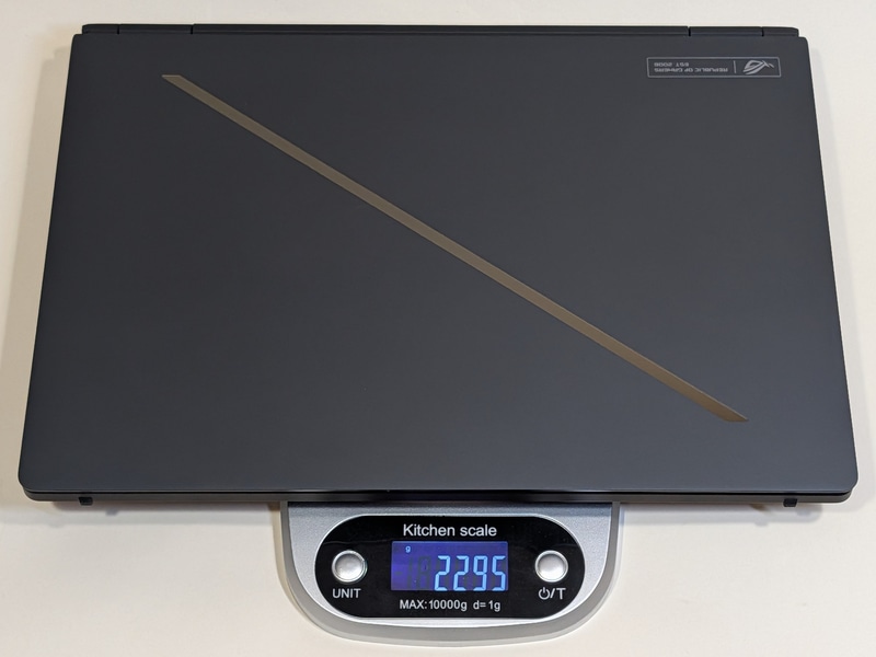キーボードを装着しないときの重量は約2,295g