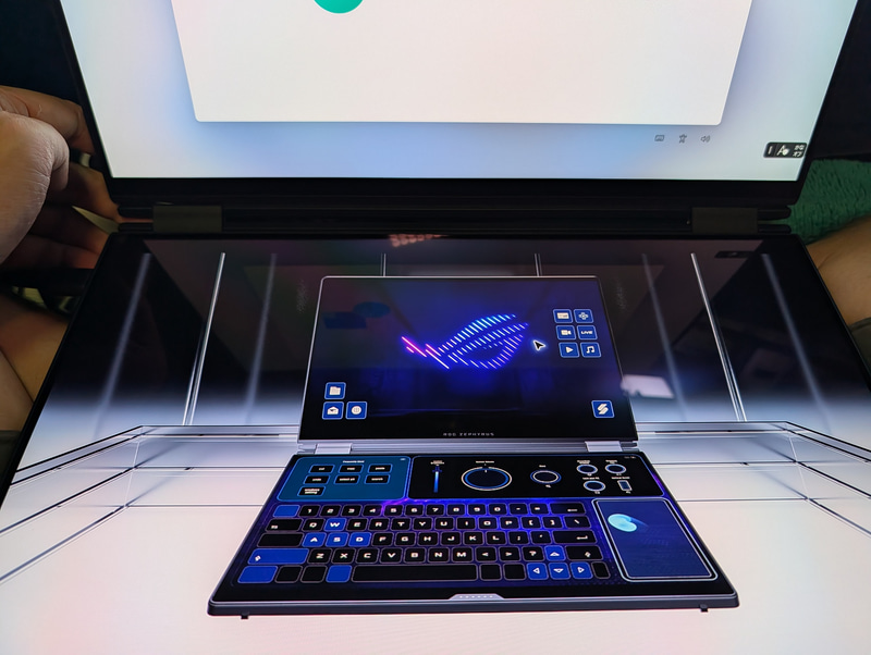 セットアップ中にキーボードを外してみたら、底面側のディスプレイにデモムービーのような物が流れ始めた