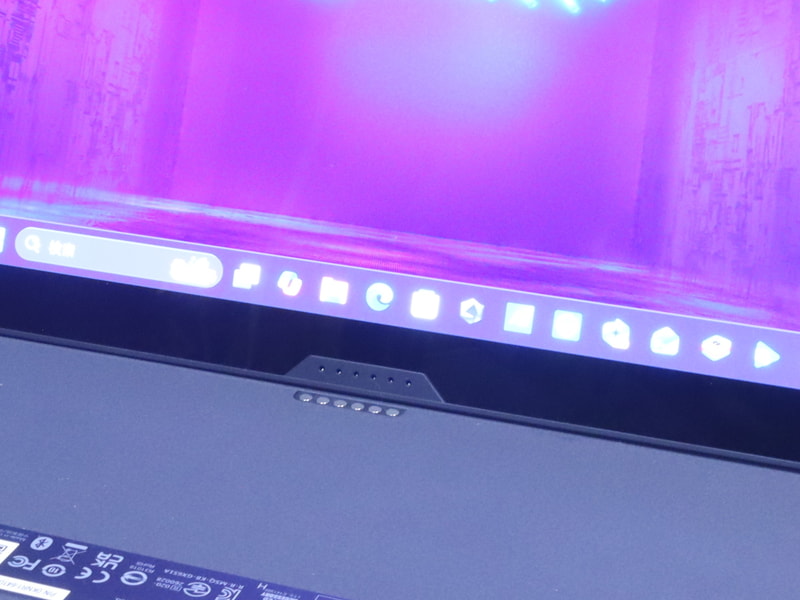 底面側ディスプレイの下部にある接点部とキーボードの接点がマグネット吸着で接続される。本体装着時には電源オフのままでもここから給電され、本体とも接続される仕組みとなっている