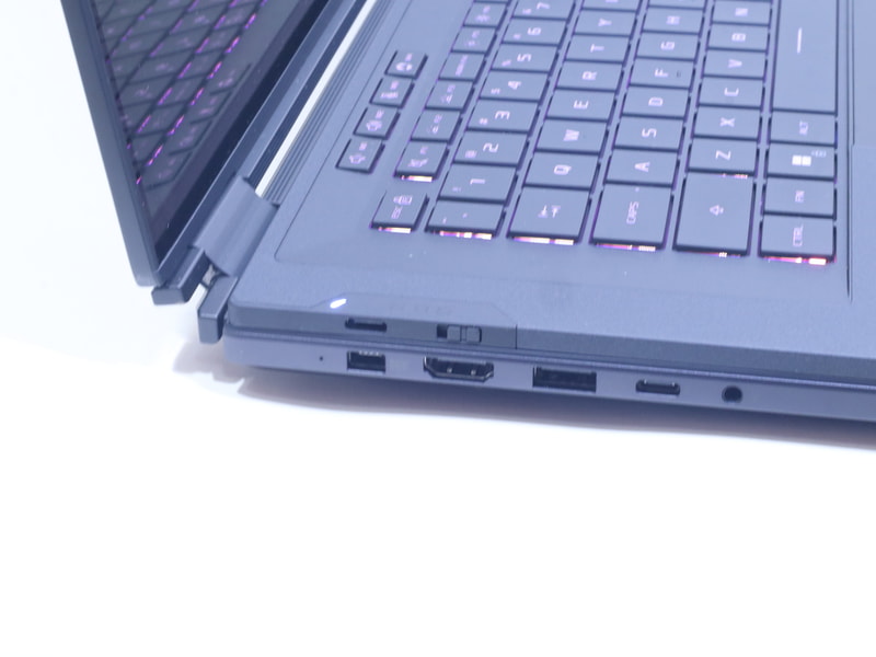 キーボードの電源がオフの状態で正常に接続できている場合、白色LEDが点灯する