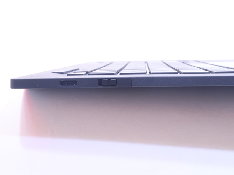 キーボードの左側面にはキーボードの電源スイッチと充電用のUSB Type-Cを備える