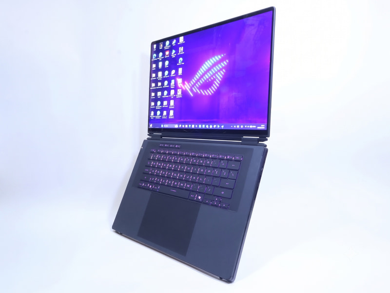 クラムシェル型の状態でスタンドを立てることで、キーボード部を立てた状態で設置して利用できるのは個人的には結構好きな機能だ