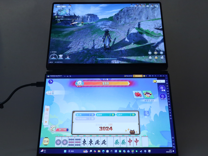 上画面で「エンドフィールド」をプレイしつつ、下画面で「雀魂」のイベントをプレイしているところ。2画面とも手を動かす必要があるため、さすがにちょっと忙し過ぎるといううれしい悲鳴が出る