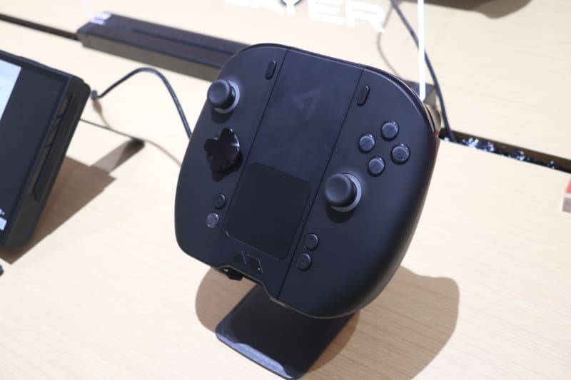 コネクターを介して無線接続可能。コネクターには新たにタッチパッドもついた