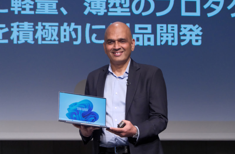 XPS 13を手に持つラジ・クマール・リシ氏