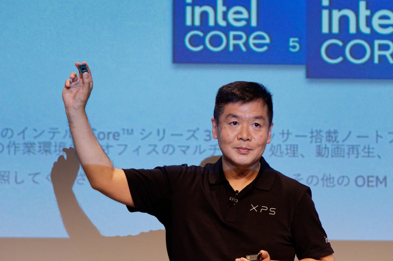 Coreシリーズ3を手に持つ太田仁彦氏
