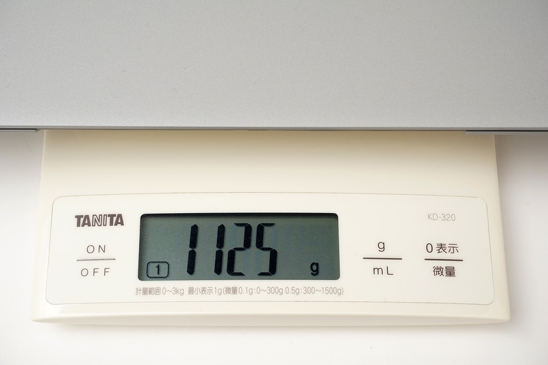 重量は実測で1,125g。14型のハイエンドビジネスノートとしては十分軽い