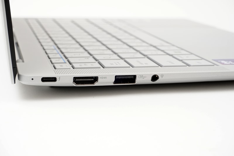 左側面にはThunderbolt 4、HDMI出力、USB 3.2 Gen 2、ヘッドセット端子を備える