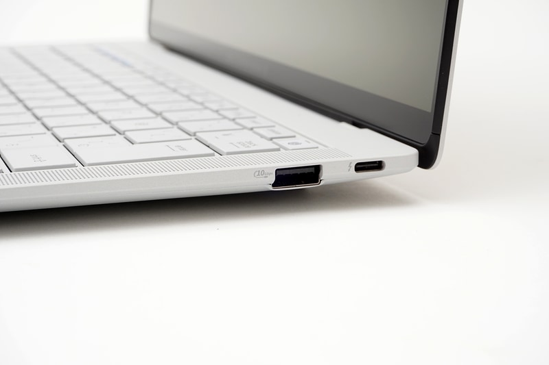 右側面にもUSB 3.2 Gen 2とThunderbolt 4を搭載する