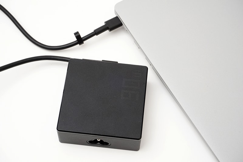 付属ACアダプタは90W出力のUSB Type-C接続タイプ