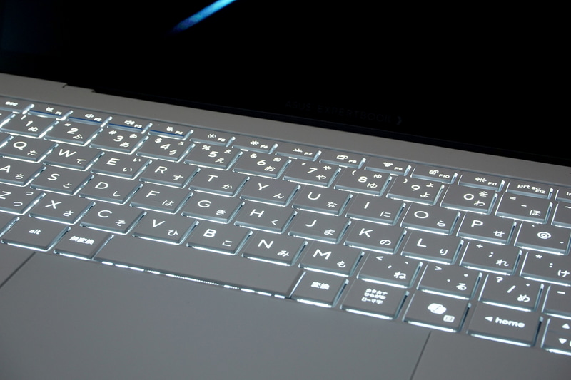 キーボードにはバックライトも内蔵されている