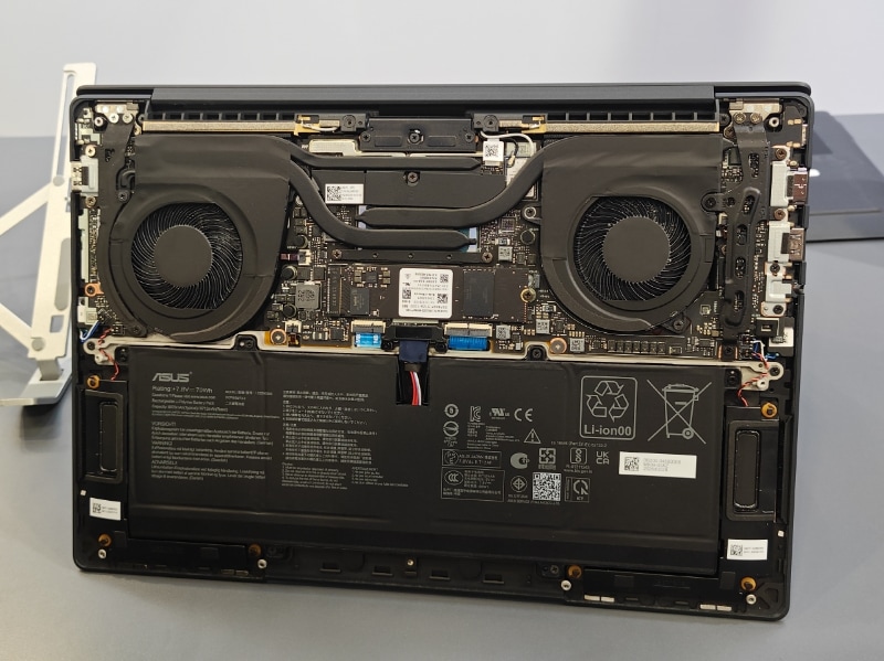 ExpertBook Ultraの内部