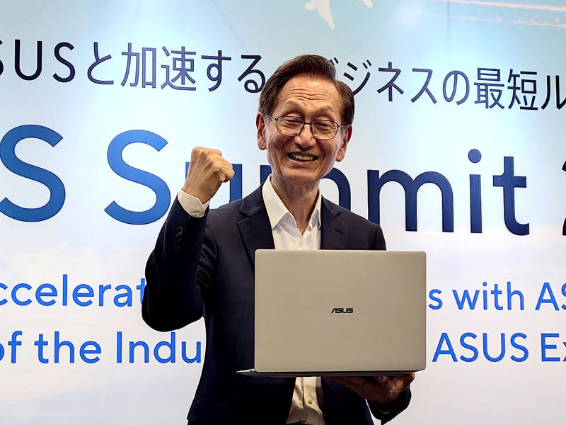 ExpertBook Ultraを手にするジョニー・シー氏