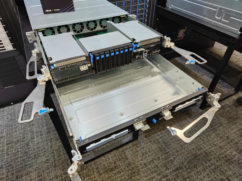 会場のほかの展示。独自設計の空冷/水冷ハイブリッドVera Rubinのサーバーや、RTX Spark搭載のProArt MiniPCなども展示されていた