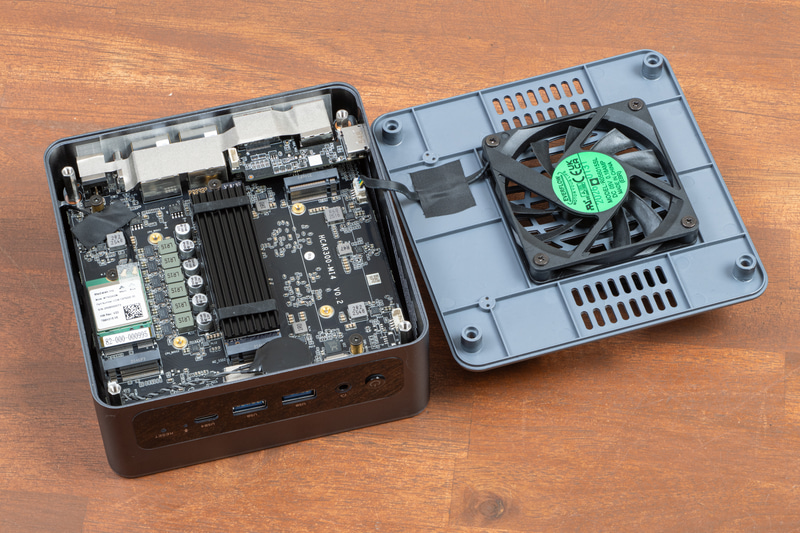 M.2スロットは全部で3基備わっており、NVMe SSDの増設が可能だ