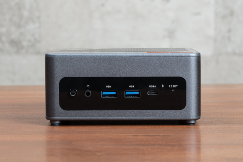 前面にはヘッドセット端子、USB 3.2 Gen 2 2基、USB4を装備