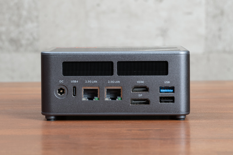 背面にはUSB4、2.5Gigabit Ethernet 2基、HDMI 2.1出力、DisplayPort 2.1出力、USB 3.2 Gen 2、USB 2.0を装備